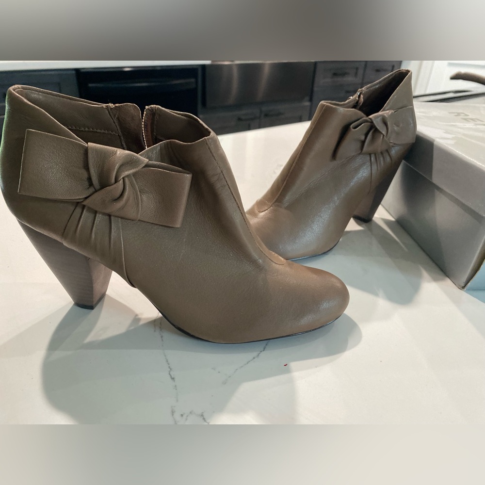 Anthropologie Report Bow Booties brown taupe leather 7.5